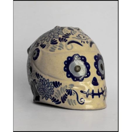 Casco decorativo con temática de día de muertos.