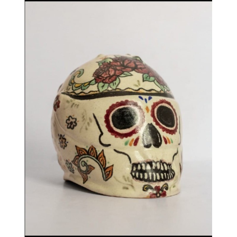 Casco decorativo con temática de día de muertos.