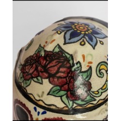 Casco decorativo con temática de día de muertos.